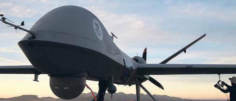 Die USA nutzen Drohnen für zivile und militärische Zwecke. Das Bild zeigt eine unbewaffnete „Predator“-Drohne vor einem Überwachungsflug nahe der mexikanischen Grenze. 