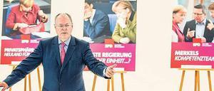 Peer Steinbrück vor Wahlplakaten