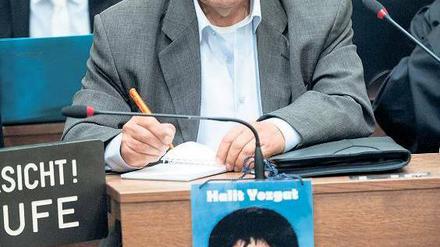 „Aber er gab keine Antwort.“ Ismail Yozgat mit einem Foto des kleinen Sohnes. Halit Yozgat wurde mit zwei Schüssen in seinem Kasseler Internetcafé getötet. Foto: Gebert/dpa