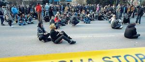 Sitzblockade vor einem Regierungsgebäude in Sarajevo. 