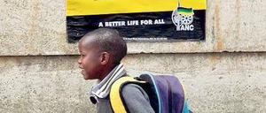  Ungewisse Zukunft: Ein Schuljunge vor einem Wahlplakat des ANC. 