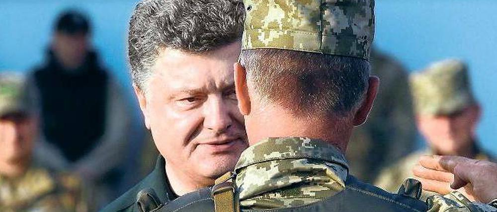 Staatschef Petro Poroschenko verleiht in der Stadt Mariupol ukrainischen Soldaten Orden.