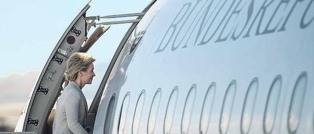 Die Kritik wird lauter. Bundesverteidigungsministerin Ursula von der Leyen, hier am Wochenende auf dem Rückflug von Jordanien. Da stieg sie in einen Airbus der Bundesluftwaffe. 