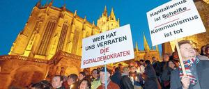 Rund 4000 Menschen demonstrierten am Sonntagabend in Erfurt gegen die geplante rot-rot-grüne Koalition.