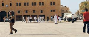 Nach der Hinrichtung wird der Platz mit Wasser abgespritzt. 60 Menschen hat Saudi-Arabien 2014 bereits enthaupten lassen. Foto: Katharina Eglau