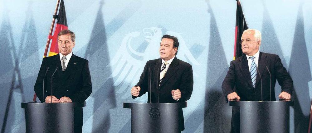 Der damalige Wirtschaftsminister, Wolfgang Clement (SPD), Bundeskanzler Gerhard Schröder und VW-Manager Peter Hartz stellen die Arbeitsmarktreform vor.