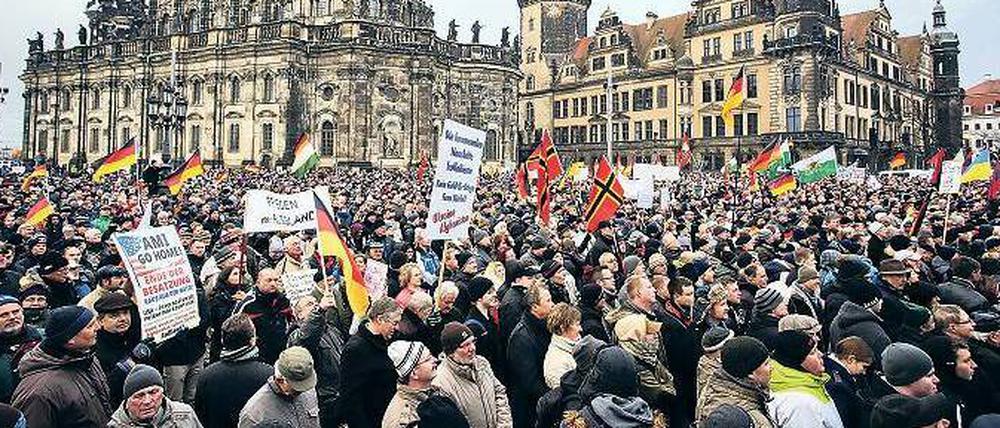 Gut besucht war auch die letzte Pegida-Kundgebung in Dresden am Sonntag. 17 000 Menschen demonstrierten laut Polizei gegen die Islamisierung des Abendlandes. 