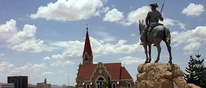 Das Reiterdenkmal in der Hauptstadt Windhuk – hier im Jahr 1998 noch an seinem alten Standort – soll an die Kolonialkriege des deutschen Kaiserreichs gegen die Herero und Nama von 1903 bis 1907 in Deutsch-Südwestafrika erinnern. Im Jahr 2013 wurde die Statue aus der Öffentlichkeit verbannt.