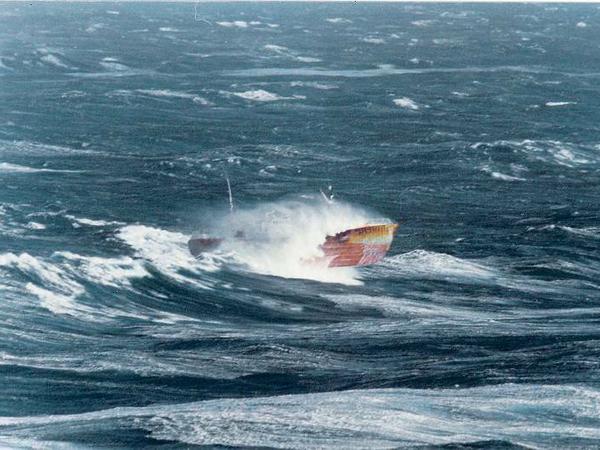Wenn die Naturgewalt zuschlägt. Der Trawler Amandine kämpft 1995 mit einem Sturm im Pentland Firth. 