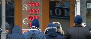 Gebannt verfolgen viele Russen - wie hier in Moskau - den Umtauschkurs des Rubel. 