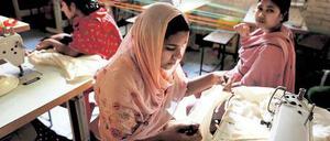 Es muss weitergehen. Einige Frauen, die das Unglück in Bangladesch überlebt haben, arbeiten jetzt in einer anderen Fabrik als Näherinnen. 