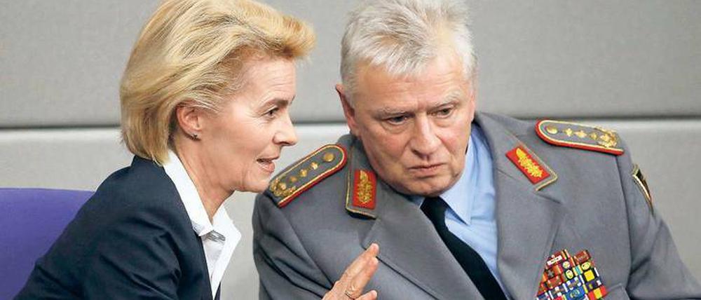 Gesprächsbedarf. Verteidigungsministerin Ursula von der Leyen und der Generalinspekteur der Bundeswehr Volker Wieker am Mittwoch im Bundestag. 