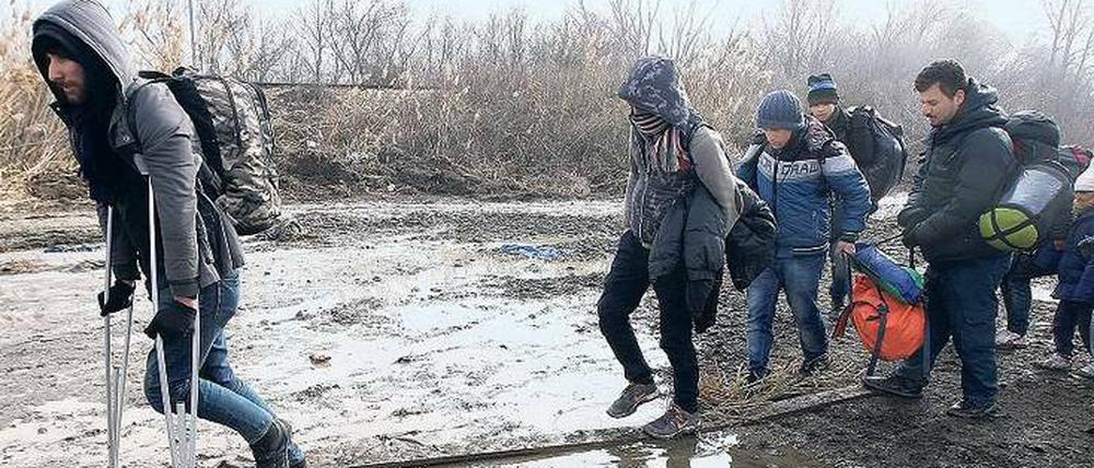 Auf dem Weg nach Norden. Flüchtlinge haben von Griechenland aus die Grenze zu Mazedonien überwunden und laufen bei widrigem Wetter weiter zu einem Auffanglager.