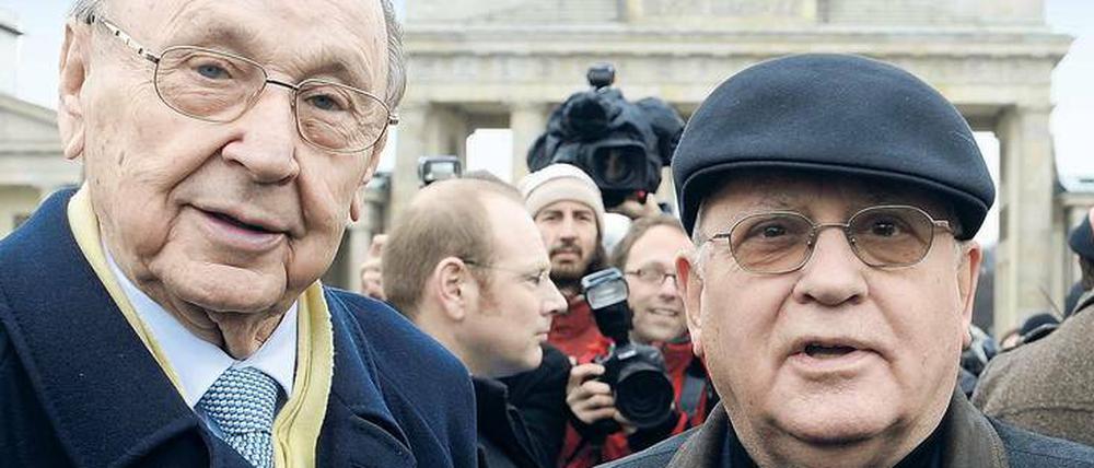Geachtet daheim und in aller Welt. Der ehemalige sowjetische Staats- und Parteichef Michail Gorbatschow (rechts) und Hans-Dietrich Genscher auf dem Pariser Platz vor dem Brandenburger Tor in Berlin. Das Bild entstand im September 2009.