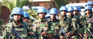 Der Papst hat überlebt. Als Franziskus die Zentralafrikanische Republik besuchte, wurde er von UN-Blauhelmen bewacht. Sonst hat ihr Ruf stark gelitten. Das Foto zeigt UN-Soldaten aus Bangladesch, die den Papstbesuch gesichert haben. 