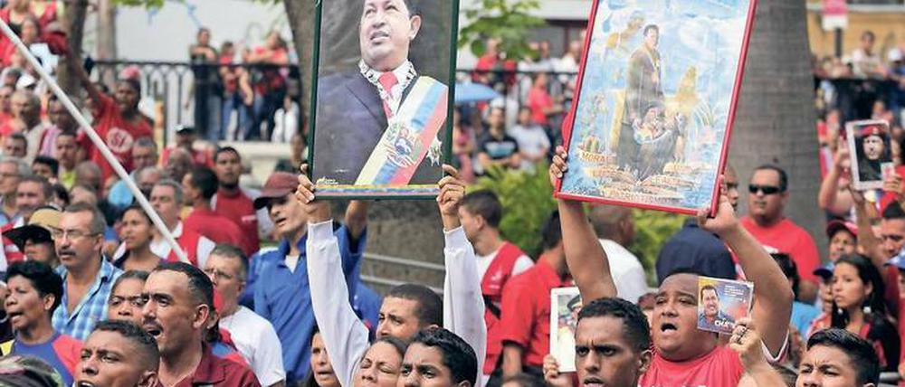 Selbst die Unterstützer von Venezuelas Präsident Maduro feiern bei Demonstrationen vor allem seinen Vorgänger Hugo Chavez. 