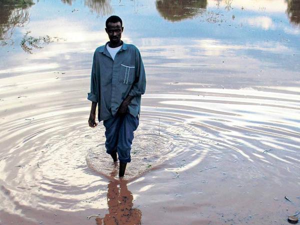 Bilder einer Krise. Nach der Dürre kommt die Flut. Das Foto zeigt einen Bauern in Garissa im Norden Kenias nahe der Grenze zu Somalia nach sturzbachartigen Regenfällen. Die Überschwemmungen haben Häuser zerstört, Felder überschwemmt und Vorräte vernichtet. 