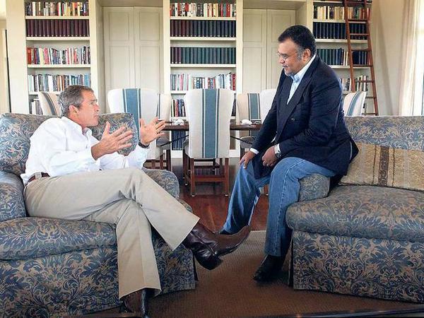 Enge Beziehung. Ex-US-Präsident George W. Bush (l.) im Gespräch mit dem saudischen Prinzen Bandar bin Sultan.