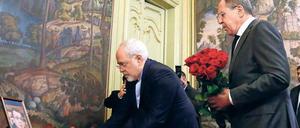 Gedenken an den ermordeten russischen Botschafter: Russlands Außenminister Sergej Lawrow (rechts) und sein iranischer Amtskollege Mohammad Javad Zarif in Moskau. 