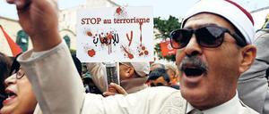 Tausende demonstrierten kürzlich in Tunis gegen die Rückkehr tunesischer Islamisten aus dem Ausland.