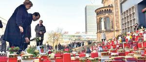 Kanzlerin Angela Merkel und der tunesische Premierminister Youssef Chahed (2.v.l.) gedenken der Opfer vom Breitscheidplatz 