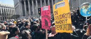 Unterstützung für die Illegalen. Demonstranten protestieren in New York vor der Behörde zur Bekämpfung illegaler Einwanderung gegen die Abschiebungspraxis. 