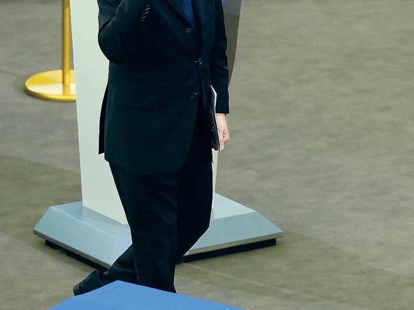 Letzter Gruß. Bill Clinton salutiert vor Kohls Sarg.