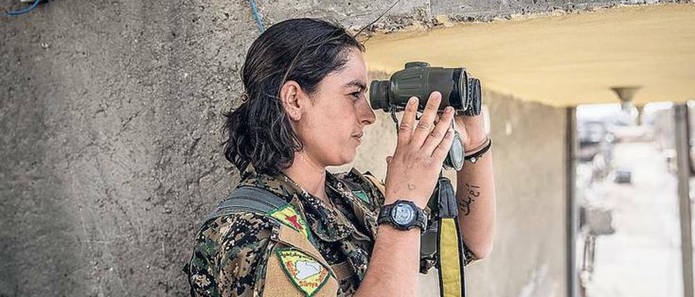 Im Fokus. Kurdische Soldatin der Syrischen Demokratischen Kräfte.