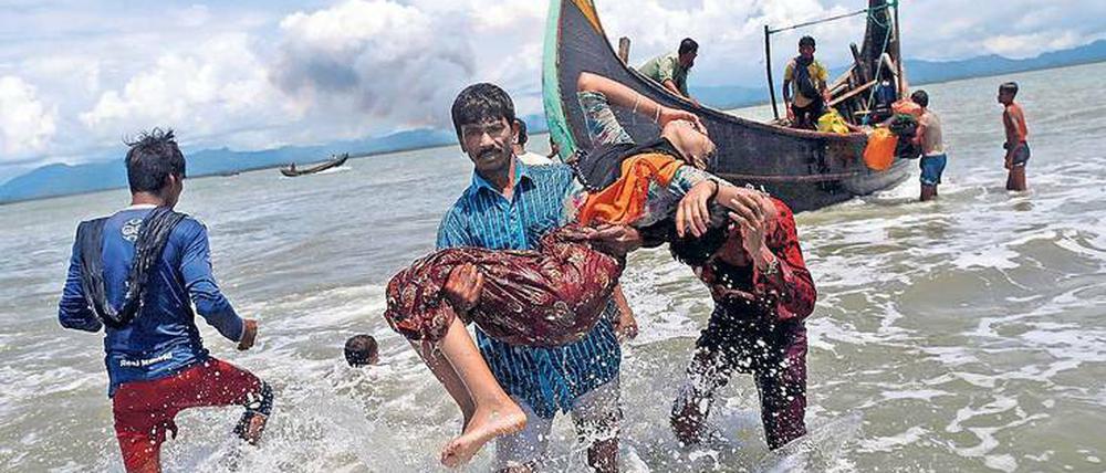Auf der Flucht vor Gewalt und Verfolgung in Myanmar stranden diese völlig erschöpften Rohingya an der Küste des Nachbarlandes Bangladesch.