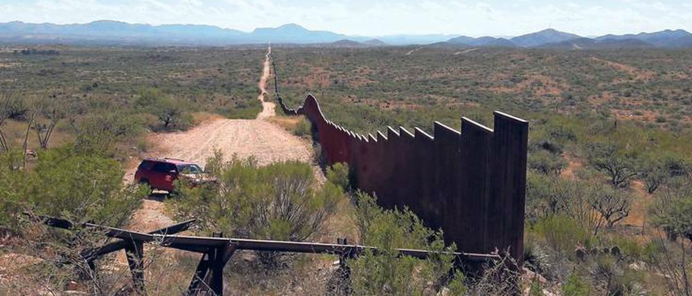 Links die USA, rechts Mexiko. Donald Trump will die Grenzbefestigung auf 3200 Kilometern ausweiten.