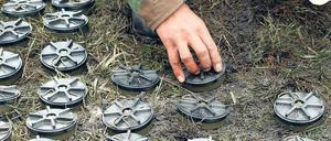 Tödliche Fallen: Ein kolumbianischer Soldat sammelt in der Umgebung von Bogota Landminen ein. 