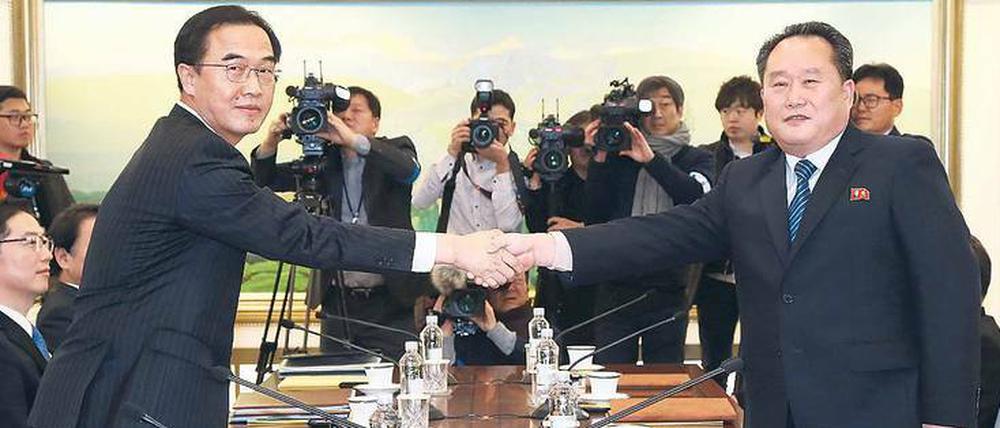Große Geste. Die Verhandlungsführer aus Nord- und Südkorea reichen sich die Hand. 