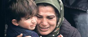 Trauer um die Toten. Eine Mutter weint vor einigen Tagen bei einer Beerdigung in Afrin.
