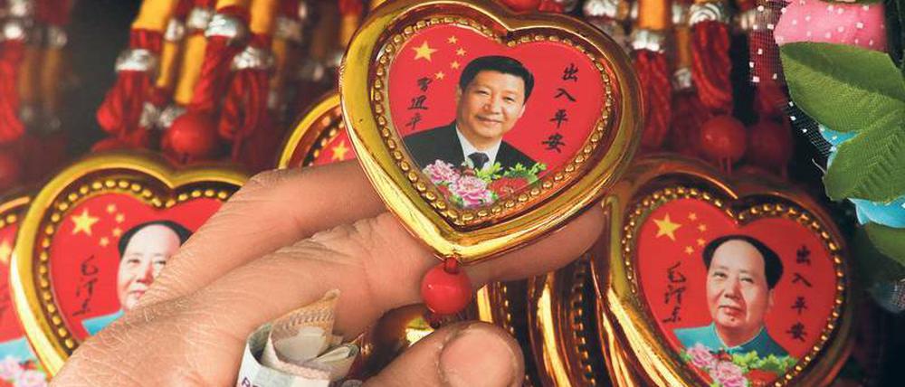 Souvenirs mit dem Bild des chinesischen Präsidenten Xi Jinping und Mao Zedongs