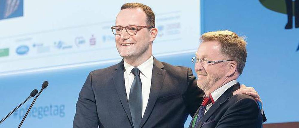 Gesundheitsminister Jens Spahn (l.) kündigte an, den langjährigen Pflegeratspräsidenten Andreas Westerfellhaus zum neuen Pflegebeauftragten der Regierung zu machen. 