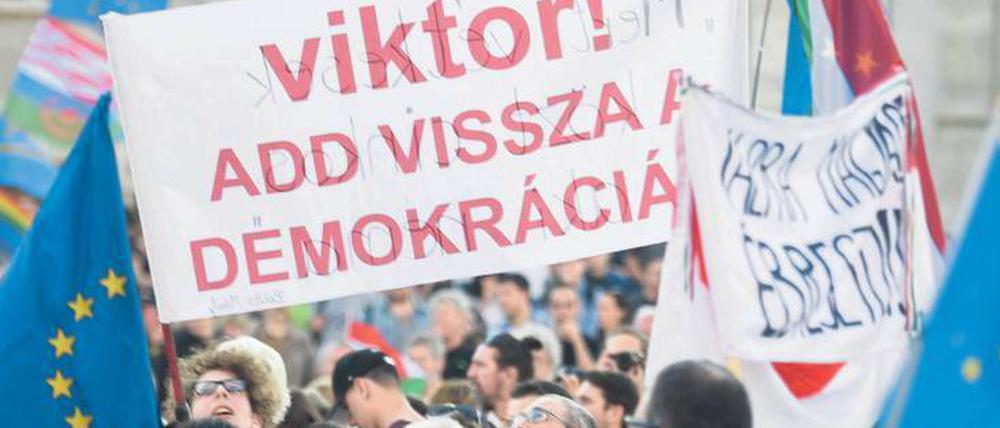 „Demokratie zurück“, forderten die Demonstranten im Sommer 2018 vor dem Parlament in Budapest.