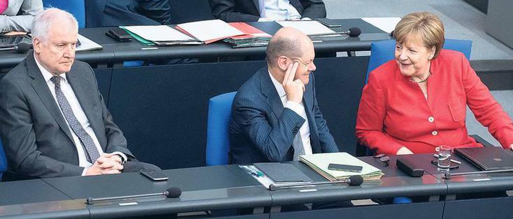 Wenn man trotzdem lacht. Kanzlerin Merkel (CDU) und Vizekanzler Scholz (SPD) zeigen sich amüsiert, Innenminister Seehofer (CSU) offenkundig nicht. 