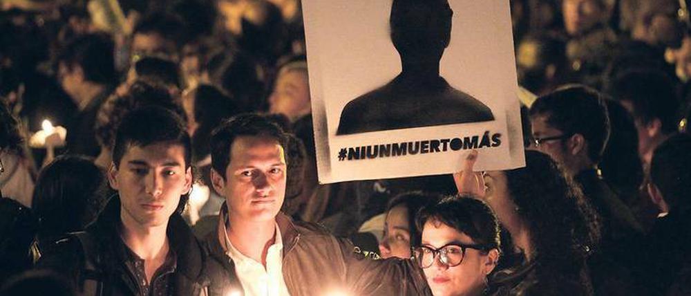 „Keine Toten mehr“ steht auf dem Plakat, das ein Mann bei einer Demonstration in Bogotá Anfang des Monats hochhält.