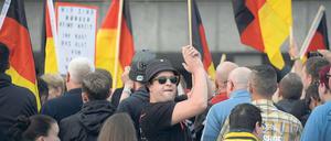 Menschen versammeln sich zu einer Demonstration, zu der die Rechten von "Pro Chemnitz" aufgerufen haben.