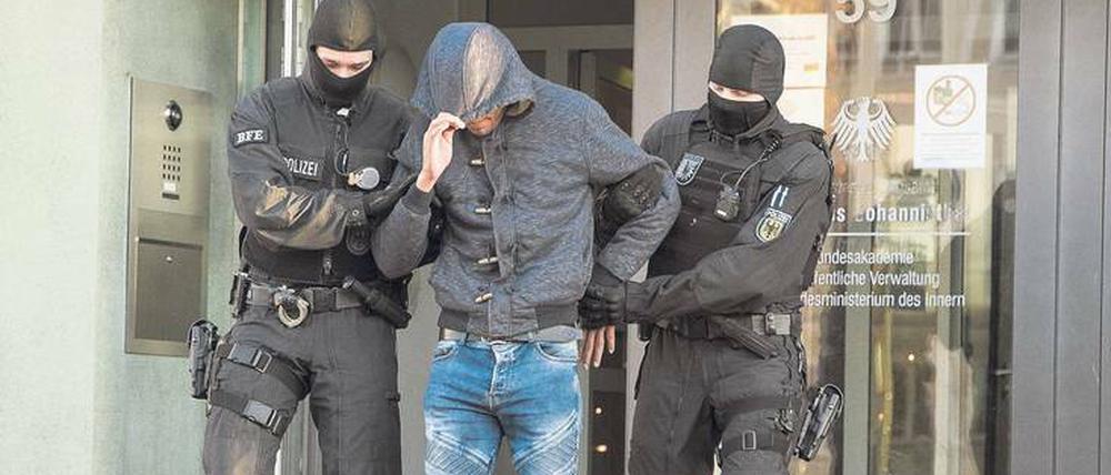 Zugriff: Bundespolizisten mit festgenommenem tatverdächtigen Schleuser.
