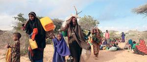 Somalis retten sich vor Kämpfen. Flüchtlinge in aller Welt leiden oft unter Nahrungsmangel. Foto: Feisal Omar/Reuters