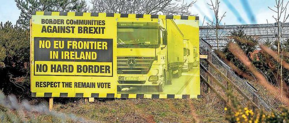 Ein Schild gegen eine harte Grenze zwischen Irland und Nordirland
