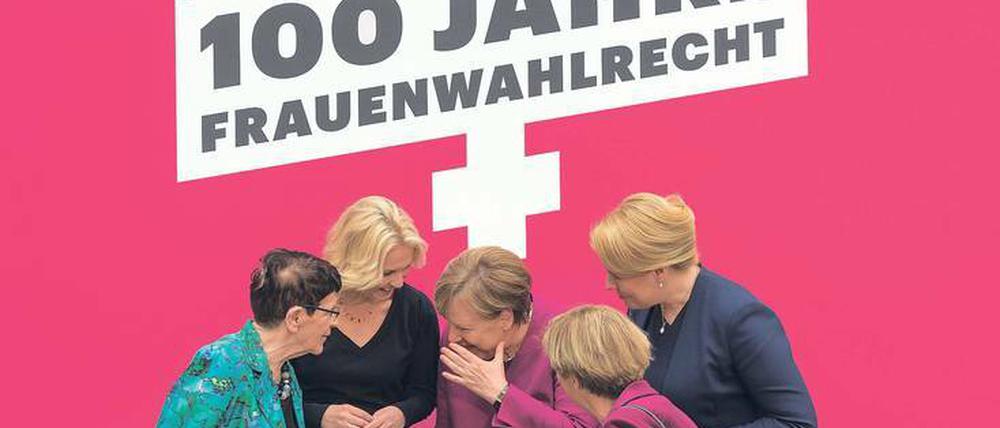 Rita Süssmuth (CDU, v. l. n. r.), Manuela Schwesig (SPD), Angela Merkel (CDU), Franziska Giffey (SPD) und Christine Bergmann (SPD) sprechen am Rande der Feierlichkeiten für 100 Jahre Frauenwahlrecht in Deutschland.