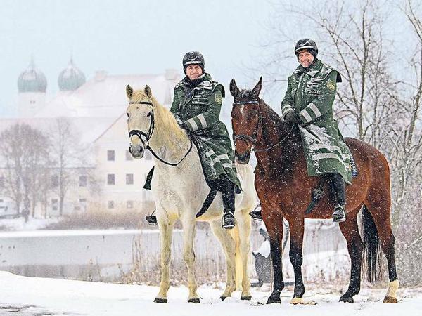 Pferde im Schnee. Polizisten der Reiterstaffel Rosenheim sind bei der CSU-Winterklausur im Einsatz.