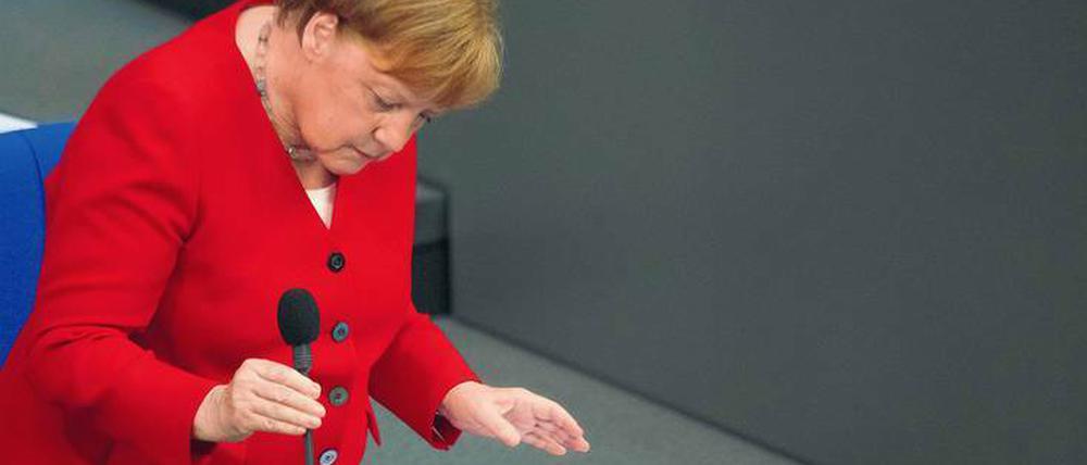 Vorbereitung ist alles: Angela Merkel nutzt die Fragestunde, um ihren Ex-General Peter Tauber zu verteidigen. 