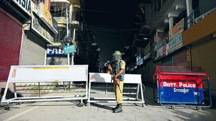 Geschlossen. Ein Polizist wacht über die Ausgangssperre in Srinagar. 