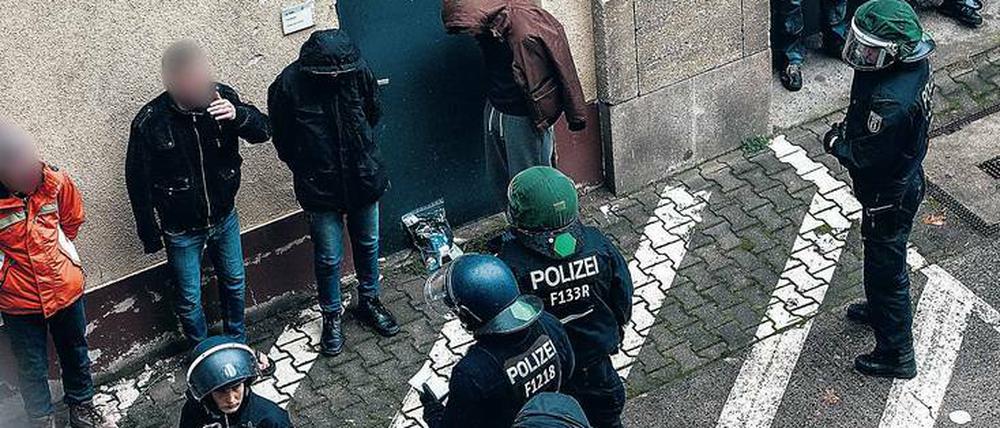 Einsatz nach Massenschlägerei. Polizisten halten Flüchtlinge fest, nachdem es in der Nähe des Flughafens Tempelhof zu Ausschreitungen gekommen ist. 