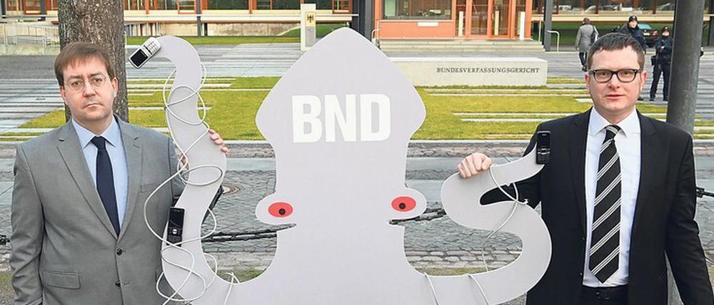 Datenkrake BND – Christian Mihr (links) von Reporter ohne Grenzen und Ulf Buermeyer von der Gesellschaft für Freiheitsrechte klagen in Karlsruhe. 