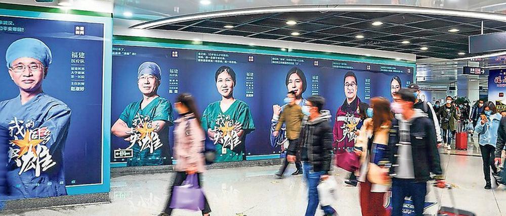 In einer U-Bahnstation der südostchinesischen Stadt Fuzhou werden Bilder von Medizinern gezeigt, die in der vom Virus am stärksten betroffenen Stadt Wuhan geholfen haben.