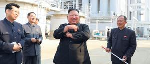 Er ist wieder da. Kim Jong Un (Mitte) gibt weiter Anweisungen. 